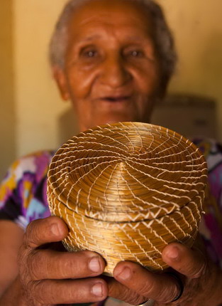 Dona Miúda é a rainha do capim dourado (foto: Caetano Barreira/ Webventure/ FotoArena)