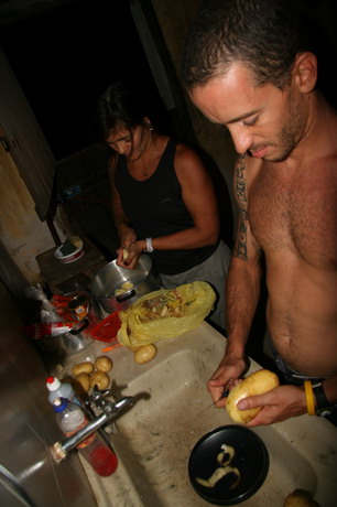 Sueli e Bruno preparam juntos a comida para suas equipes (foto: Thiago Padovanni/ www.webventure.com.br)