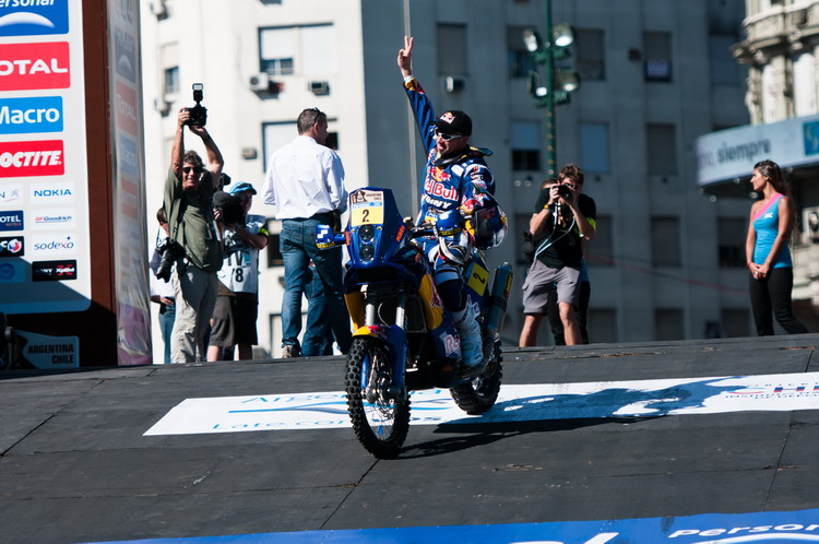 Cyril Despres ficou com a vitória entre as motos após punição a Ruben Faria (foto: Marcelo Maragni)