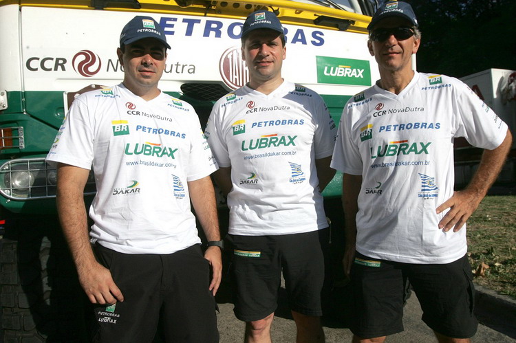 André (à direita)  Maykel Justo e Mira Martinec no Dakar  (foto: Divulgação)