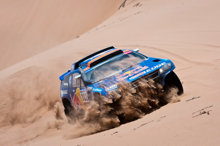 Nasser Al-Attiyah e Timo Gottschalk comemoram o título (foto: Marcelo Maragni)