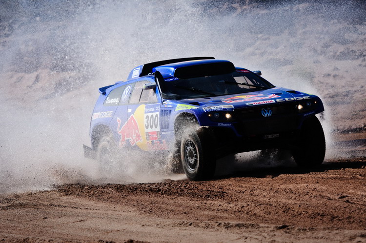 Sainz levou a Volkswagen à sua 11ª vitória no Dakar 2011 (foto: Marcelo Maragni)