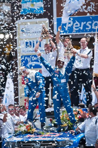 Nasser e Timo fazem a festa na premiação do Dakar 2011 (foto: Marcelo Maragni)